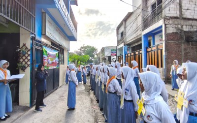 PMR Bukan Sekadar Ekskul: Aksi Seru Diklat PMR di SMK Unggulan Terpadu Surabaya
