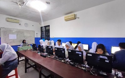 TKA 2025 di SMK Unggulan Terpadu Surabaya Berjalan Lancar, Gandeng SMK Negeri 13 sebagai Pengawas Silang